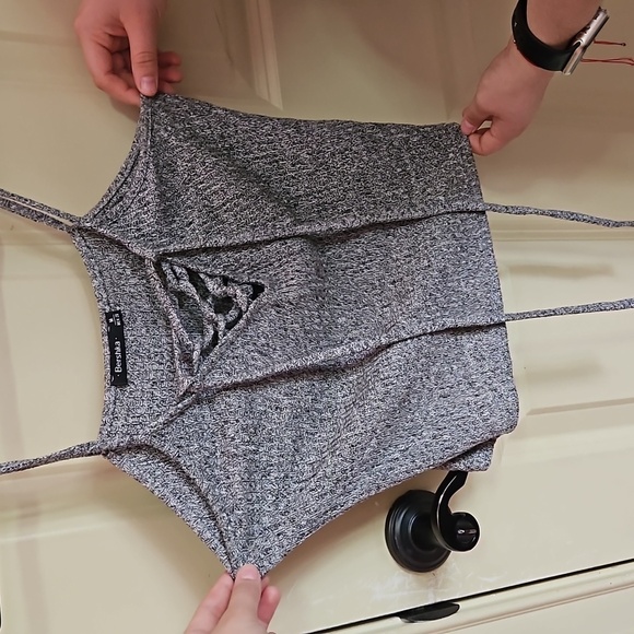 🩴 Gray Criss Cross Crop Top Size M - Picture 1 of 2
